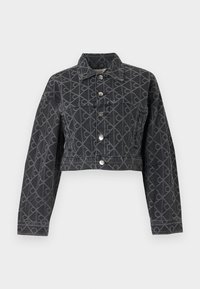 Μαύρο κοντό τζιν μπουφάν με γεωμετρικό σχέδιο, κούμπωμα με ασημένια κουμπιά και κλασικό γιακά· διαθέτει μακριά μανίκια και δομημένο σχέδιο.