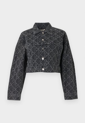 Svart kort jeansjacka med geometriskt mönster, silverfärgade knapplåsningar och en klassisk krage; har långa ärmar och en strukturerad design.