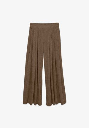 Pruunid laiade säärega püksid tekstuurse kangaga ja elastse vöökohaga, sirgelt valgel taustal.