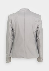 Šedý blazer s dobře padnoucím střihem, s klopami a šesti knoflíky na každém rukávu. Hladká textura s jedním rozparkem vzadu.