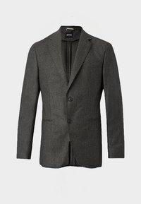 Blazer bărbătesc gri închis, cu două nasturi în față, rever cu crestătură și o buzunare pe piept, expus pe un fundal deschis simplu.
