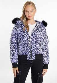 Giacca puffer con stampa leopardata viola, dotata di zip frontale, rifiniture nere e cappuccio in pelliccia rimovibile. Presenta polsini e orlo a coste.