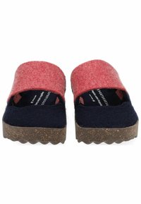 Filcové klouzavé sandály s červenou svrchní částí a navy modrou stélkou, s texturovanou hnědou podrážkou. Jednoduchý design s otevřenou špičkou a širokými pásky.