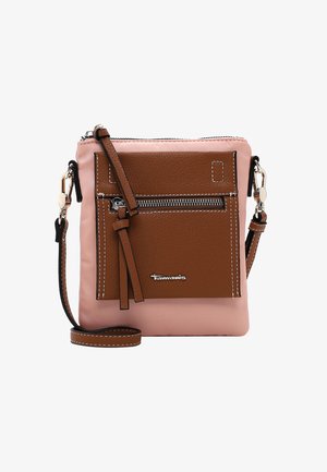 Bruine leren en roze synthetische schoudertas met een voorzak met rits, verstelbare band en witte stiksels.