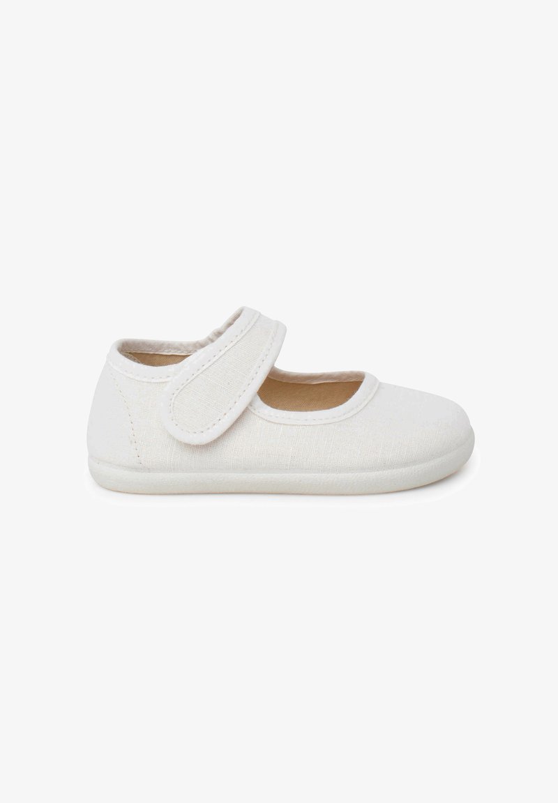 Chaussure Mary Jane pour enfant blanc avec tige en tissu, bride à scratch, semelle souple, présentée de profil sur un fond blanc.