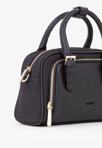 Borsa nera realizzata in pelle testurizzata con dettagli in oro. Presenta una doppia cerniera, maniglie corte e un design compatto e rettangolare.