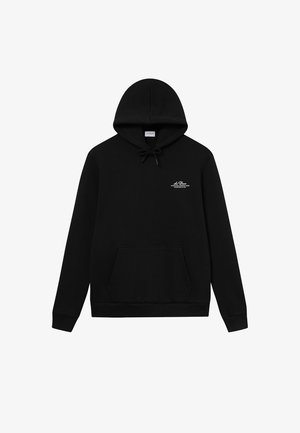 Czarny pulower z kapturem wykonany z miękkiego, teksturowanego materiału, z kieszenią z przodu, sznurkiem do regulacji kaptura oraz subtelnym białym logotypem na klatce piersiowej.