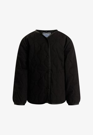 Sort quiltet jakke med rund hals, trykknaplukning og tekstureret bølgemønster på stoffet. Lange ærmer med elastiske manchetter.