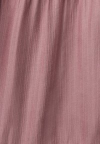 Tissu en teinte rose doux avec de subtiles rayures verticales. Le matériau semble léger avec une texture douce.