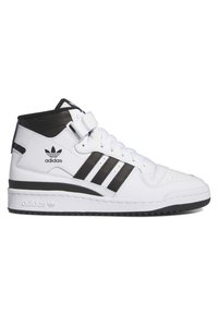 Hvide høj-top sneakers med sorte accenter, lavet af syntetisk materiale. Har tre sorte striber, snørebånd og en polstret krave.