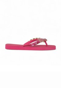 Chancla de goma rosa con suela plana, superficie texturizada y una tira adornada con gemas rosas y acentos dorados.