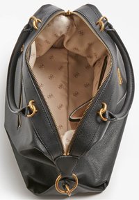Musta nahkalaukku, jossa on teksturoitu pinta, kultaiset yksityiskohdat, ylhäältä avattava vetoketju ja vaaleanbeige kuvioitu sisustus.