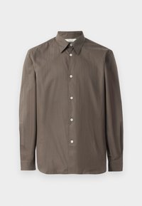 Camisa de manga larga marrón con cuello puntiagudo, patrón de rayas verticales, cierre frontal de botones y puños abotonados. Textura de tela suave.