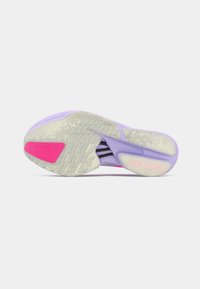 Lila-weißer Sport-Schuhsohle mit strukturiertem Muster, ausgestattet mit einem leuchtend rosa Akzent und sichtbarem Markenlogo. Glattes Gummimaterial.