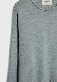 Helles graues Sweatshirt aus Strickstoff, mit Rundhalsausschnitt und gerippten Details am Kragen und Saum. Lange, lockere Ärmel.
