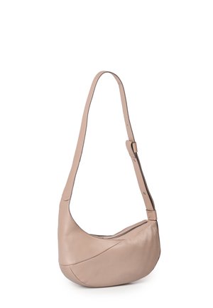 Hellbeige Leder-Schultertasche mit asymmetrischem Design, glatter Textur und verstellbarem Tragegurt. Mit Reißverschlussverschluss.