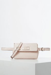 Borsa a tracolla rosa pallido con motivi in rilievo, tracolla regolabile e una placca con logo dorato. Forma rettangolare compatta con chiusura a pattina.