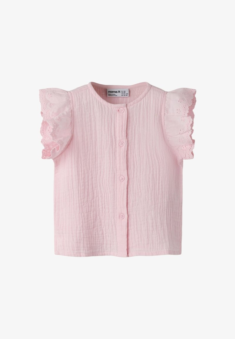 Blouse bébé rose clair en tissu texturé, boutons à l'avant, encolure ronde et manches courtes volantées avec détails en dentelle.