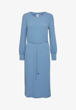Blå ribbestrikket kjole med lange ærmer, bælte i taljen og sideslids. Blød tekstur og afslappet pasform.