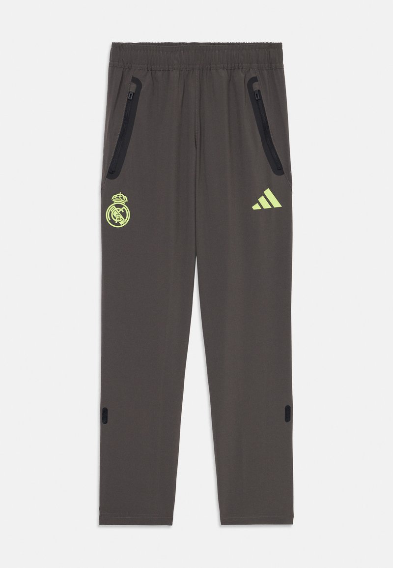 Pantalones deportivos grises de material ligero, con bolsillos con cremallera negra, un logo amarillo y un diseño de pierna ajustada.