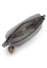 Grau Nylon Tasche mit glatter Textur, Reißverschlussöffnung und einem Innenfach. Mit einem flauschigen Charm-Anhänger und einem Logo-Tag im Inneren.