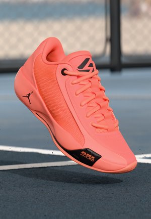 Koralo sportiniai bateliai su tekstūruotu viršumi, plonomis raišteliais ir juodomis detalėmis. Ypatinasi lygia forma ir išskirtiniu 'Zoom' logotipu ant padų.
