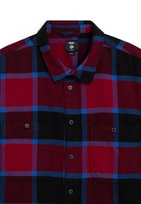 Rood en zwart flanellen shirt met een blauw ruitpatroon, voorzien van een kraag, knoopsluiting en twee borstzakken met knopedetails.
