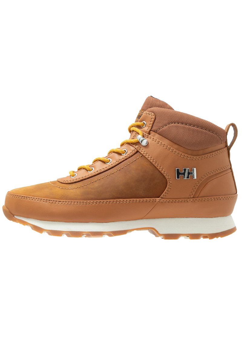 Bota de senderismo impermeable marrón con cordones ocres, parte superior de cuero texturizado, cuello acolchado en el tobillo y suela de goma blanca con patrones de tracción naranjas.