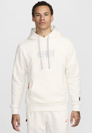 Sudadera blanca con cordones, que presenta un bolsillo lateral de malla y un logo bordado. Textura suave y un diseño de corte relajado.