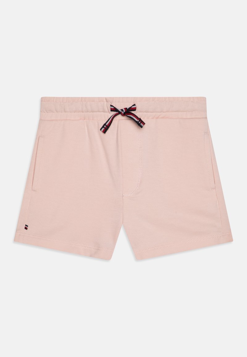 Short rose clair avec taille élastique, deux poches latérales et un cordon rayé noir, blanc et rouge noué en nœud à l'avant.