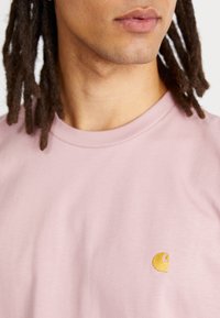 Carhartt WIP CHASE - Basic T-shirt - glassy pink/gold