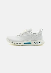 Hvite joggesko med en glatt syntetisk overdel, perforerte design og lyseblå detaljer. Tykk såle med ventilasjonsutskjæringer.