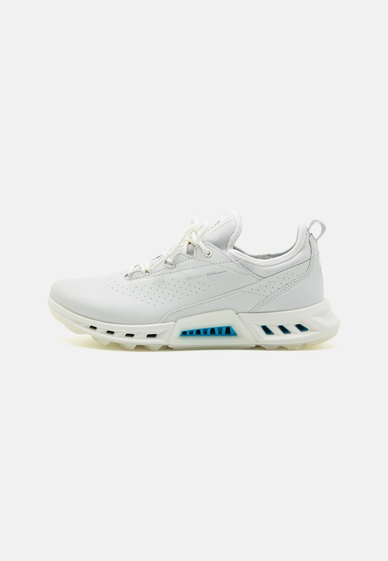 Bílé sportovní boty s hladkým syntetickým svrškem, perforovanými vzory a světle modrými akcenty. Silná podrážka s ventilačními otvory.