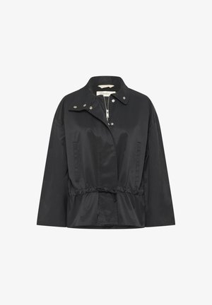 Melna viegla jaka ar rāvējslēdzēju un spiedpogu aizdari, apkakli, elastīgu jostasvietu un priekšējām ielaistajām kabatām.