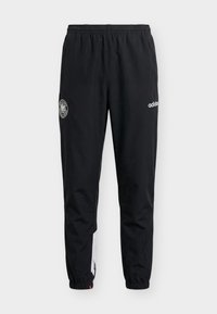 Μαύρο αθλητικό παντελόνι Adidas με ελαστική μέση και μανσέτες, με το λογότυπο της εθνικής ομάδας ποδοσφαίρου της Γερμανίας στον αριστερό μηρό και το λογότυπο της Adidas στη δεξιά πλευρά.