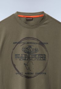 Olivenfarvet bomulds T-shirt med korte ærmer, præget af et cirkulært navy grafisk design og tekst relateret til forskning og kortlægning i Antarktis.