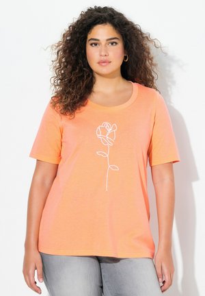 T-shirt z krótkim rękawem, okrągłym dekoltem w jasnopomarańczowym kolorze z białym, haftowanym wzorem róży z przodu. Miękka tkanina o luźnym kroju.