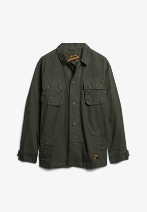 Giacca utility verde realizzata in tessuto leggero. Presenta due tasche sul petto con patte a bottone e una toppa con logo sull'orlo. Chiusura a bottoni sul davanti.