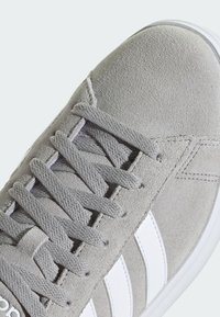 adidas Sportswear GRAND COURT 2.0 - Zapatillas de tenis para tierra batida - grey two cloud white grey two