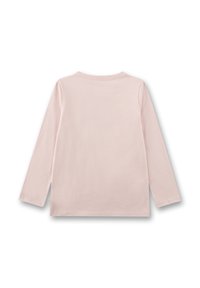Weiches rosa Langarmshirt mit rundem Ausschnitt, flach ausgelegt mit der Rückseite nach oben, ohne sichtbare Muster oder Designs.