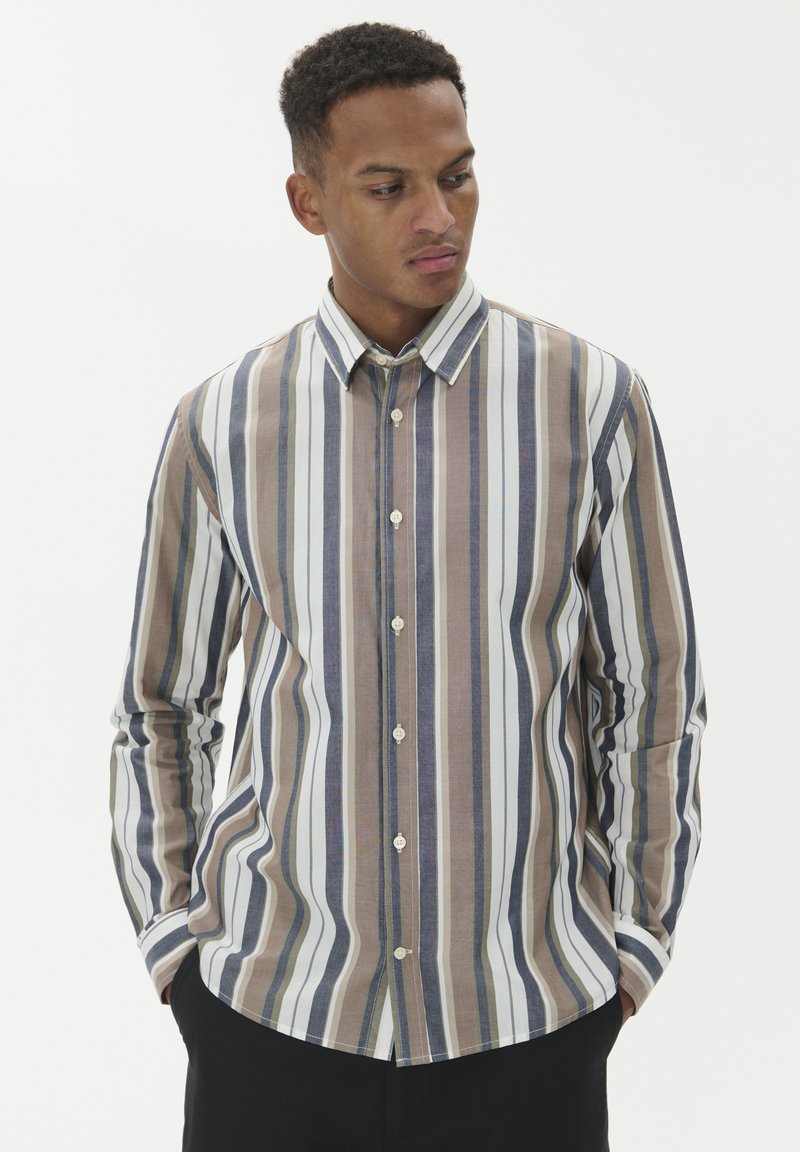 Pruhovaná košile na knoflíky v přírodních tónech béžové, modré a bílé, s klasickým límečkem, dlouhými rukávy a jemným leskem.