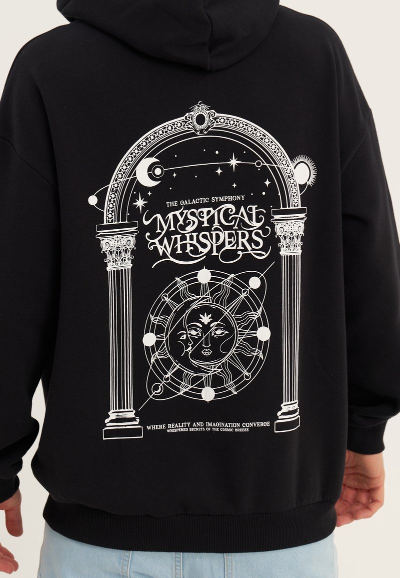 Černá mikina s bílým grafickým designem oblouku, nebeskými prvky a názvem "Mystické Šepoty". Pohodlný, volný střih.