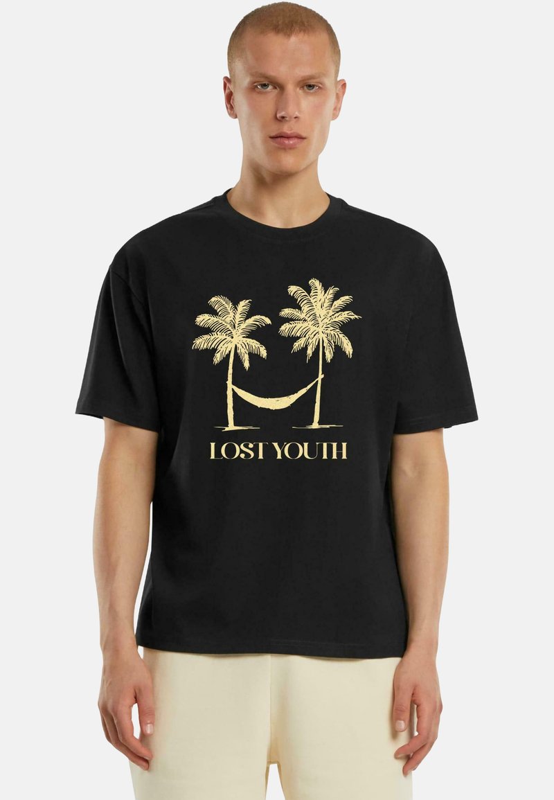 Čierne tričko s grafickým zlatým motifom dvoch paliem a hojdacej siete s textom "ZTRATENÁ MLÁDEŽ" nižšie, v uvoľnenom strihu.