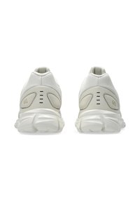 Scarpe sportive bianche con una tomaia in mesh testurizzato, dettagli lisci e una suola in gomma spessa con un evidente motivo di battistrada nella parte inferiore.