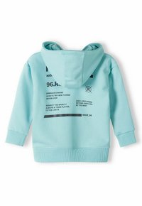 Svetlomodrá mikina s kapucňou, ktorá má klokanie vrecko, rebrované manžety a lem. Na chrbte je potlačený čierny grafický text a symboly. Hladká textúra.