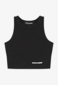 Svart ribbet crop top med rund hals, med en hvit "PEGADOR" logo på nedre front, laget av et elastisk stoff.