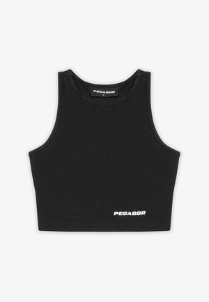 Sort ribbet crop top med rund halsudskæring, med et hvidt "PEGADOR" logo på den nederste front, lavet af et strækbart stof.