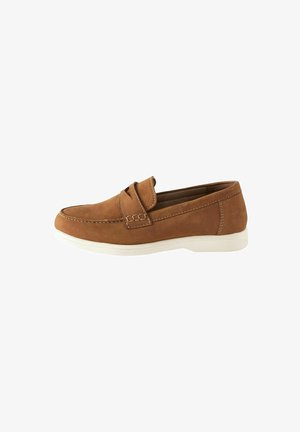 Braune Wildleder-Slipper mit genähtem Design, runder Zehenform und weißer Gummisohle. Minimalistischer Stil mit einem Schlupf-Design und ohne sichtbare Beschläge.