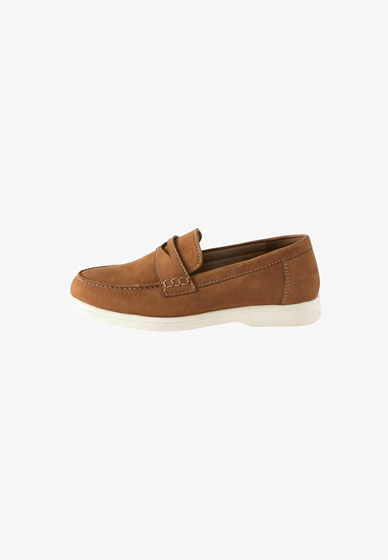 Mocassins en daim marron, avec un design cousu, un bout rond et une semelle en caoutchouc blanche. Style minimaliste avec un design à enfiler et sans matériel visible.
