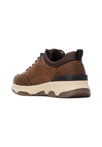 Zapatilla de cuero marrón con acentos de malla texturizada, diseño de cordones y suela acolchada. Presenta un talón negro en contraste y detalles de costura.